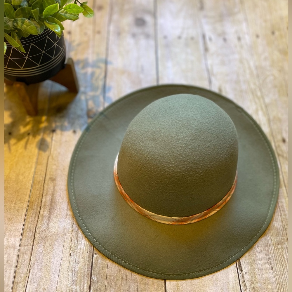 Lite green felt spring hat with tweed band round top